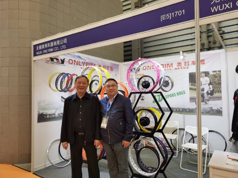 中国自行车协会理事长刘素文参观本公司展台（2023年5 月）